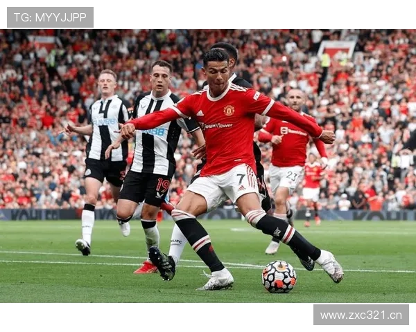 曼联混乱引争议！球迷怒指战术脱节+队内矛盾升级，豪门复兴为何步履维艰？