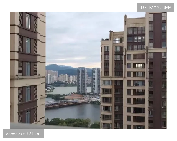 蔡赟训练间隙突然来个豪宅直播，旁边花园比我整个小区还大？